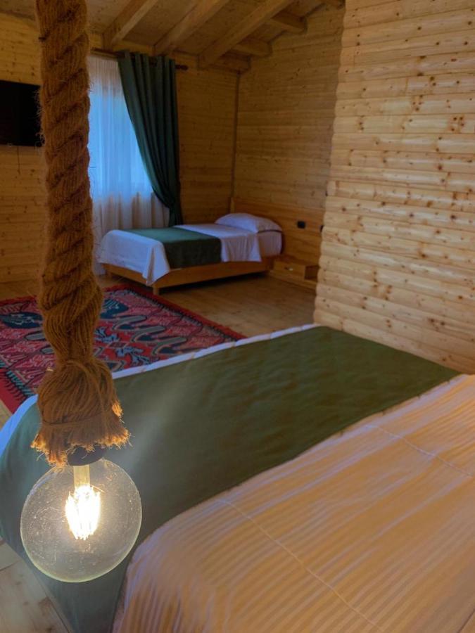 Hotel Wooden House Canaj Esterno foto