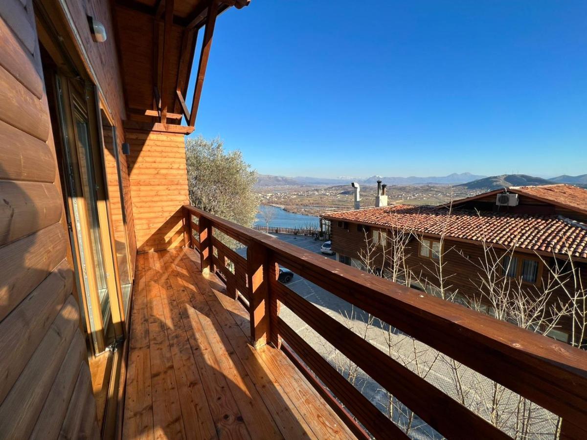 Hotel Wooden House Canaj Esterno foto