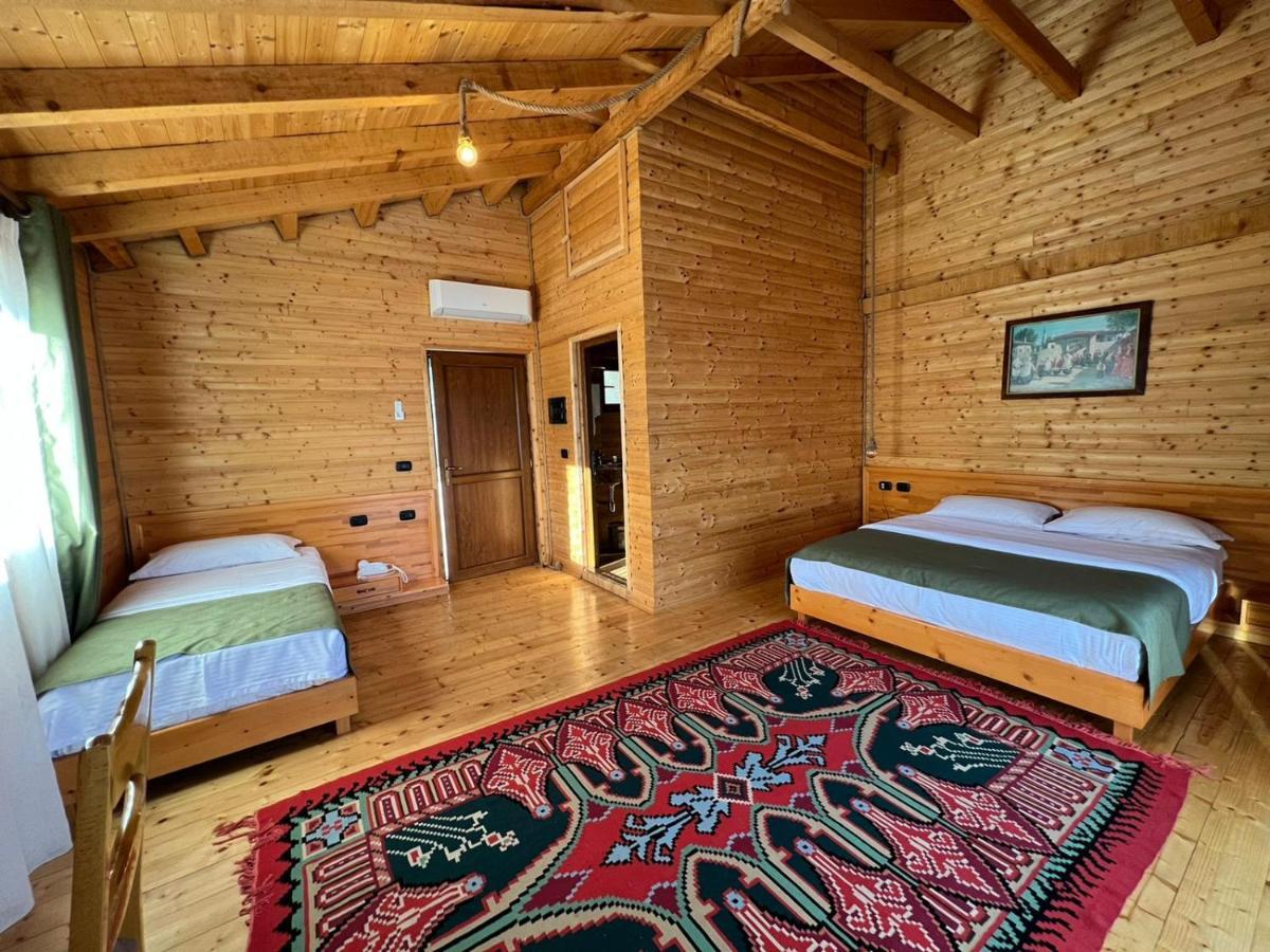 Hotel Wooden House Canaj Esterno foto