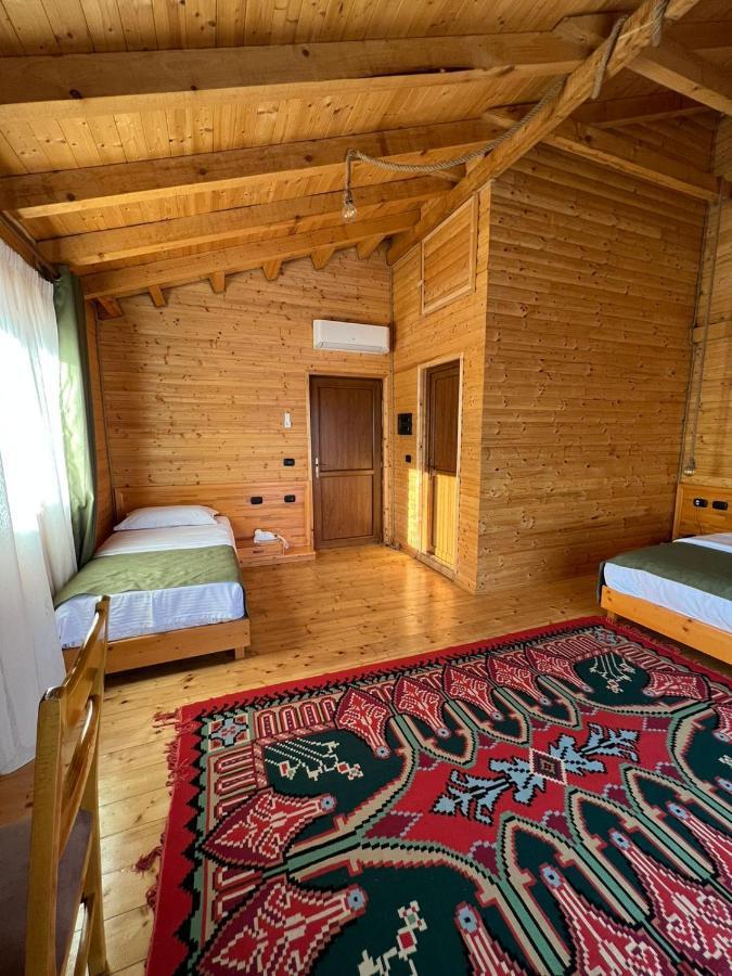 Hotel Wooden House Canaj Esterno foto